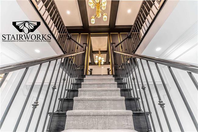 Richmond Newel W/Prince & Prince 1 Balusters 2